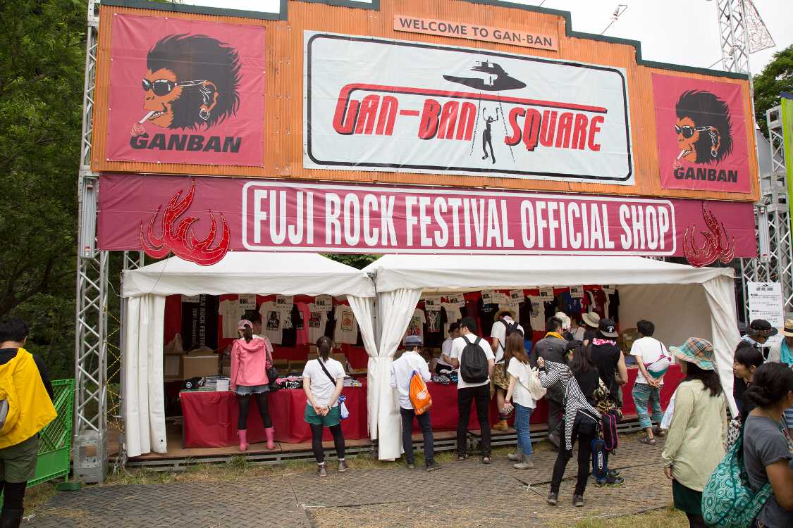 岩盤スクエア。ぬかるみ対策で店舗の前にマットを敷いています。