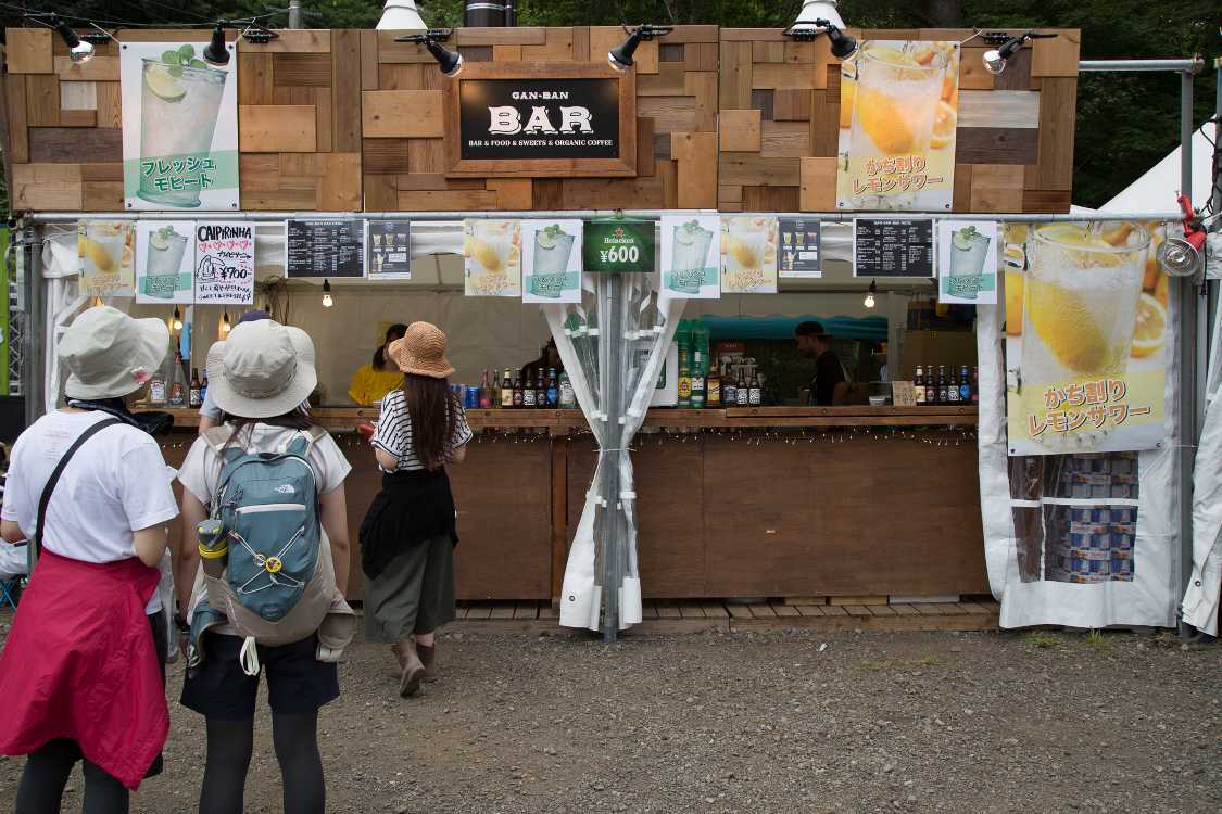 岩盤バー。2011年から岩盤スクエアの入り口の右側にあります。