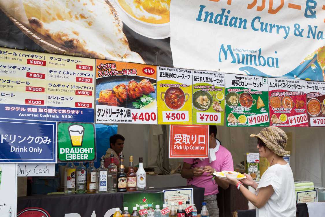 ナンは窯で焼いています。