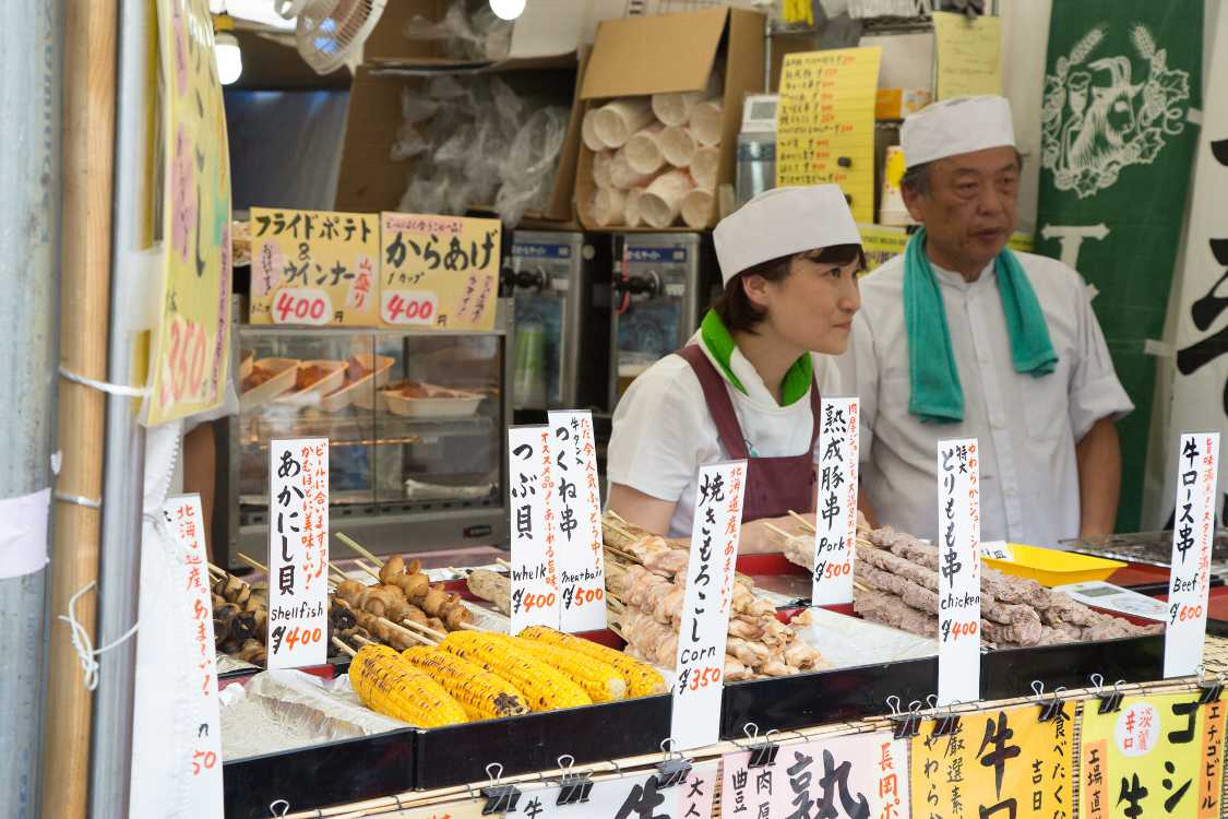 手書きしたメニューは昔ながらの商店を思わせます。英語表記は昨年から。