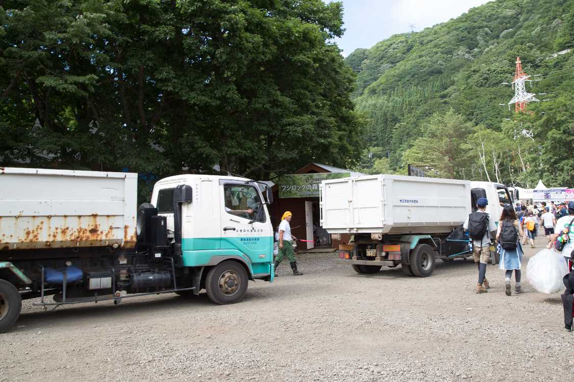 オアシスエリアのごみを運搬するトラック。