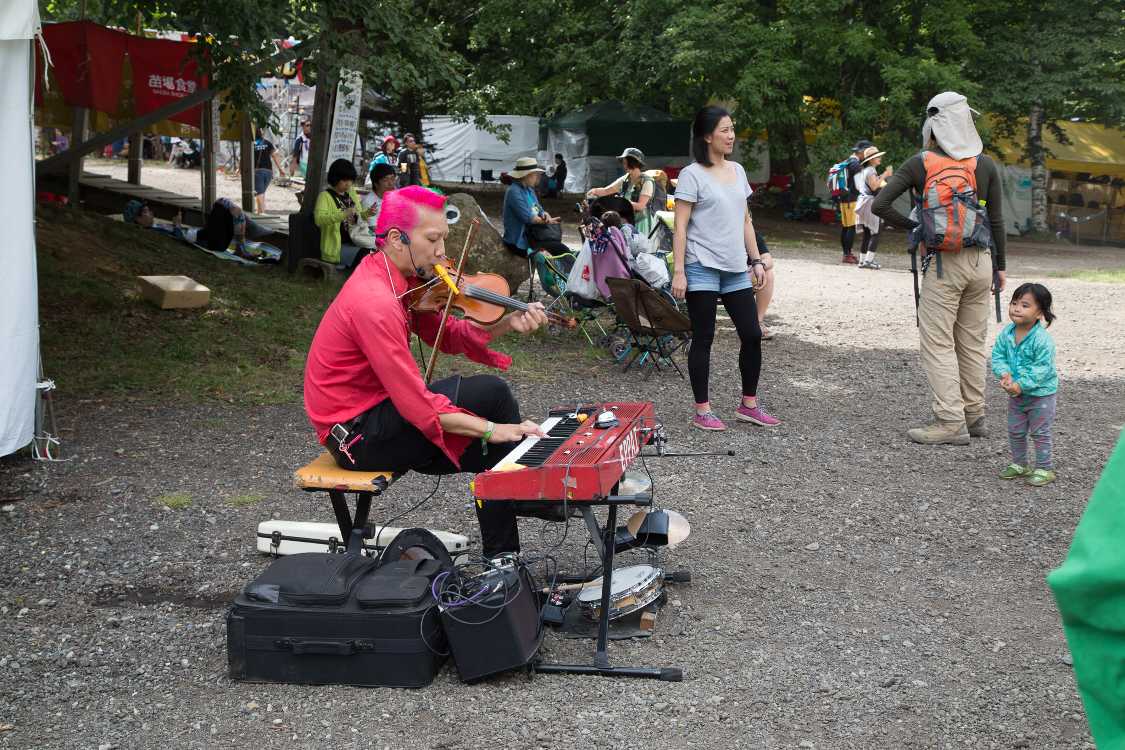 苗場食堂の脇で、いわゆるワンマンバンドがいました。フジロックでは10年ぶりくらいに見る光景です。