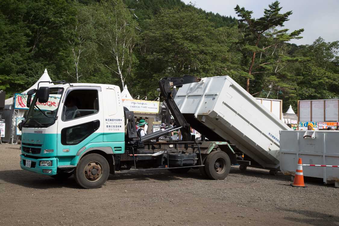 空の荷台とごみを積んだ荷台を入れ替えか。