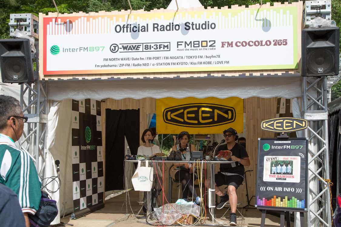 FM局の合同仮設スタジオ。