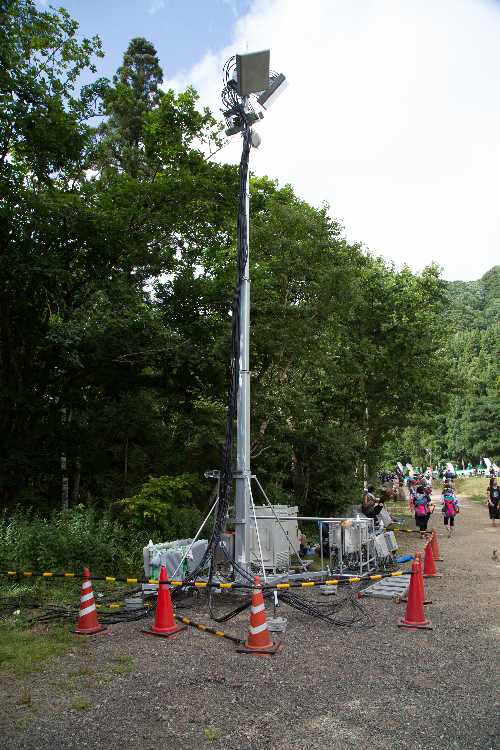 仮設のアンテナ。NTTドコモか。