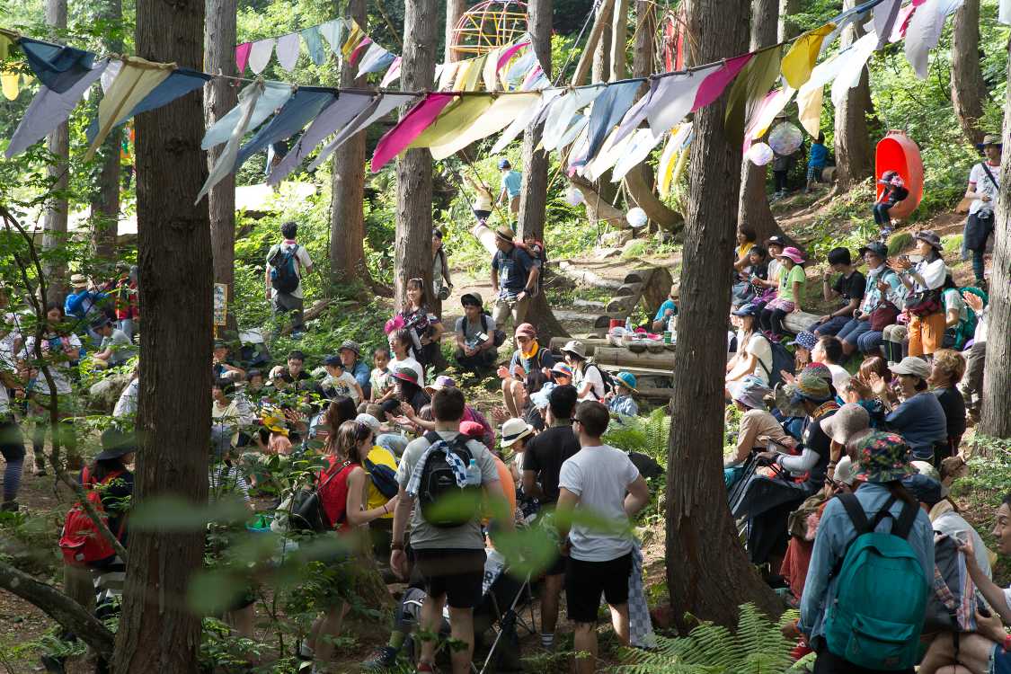 観客席は自然地形を利用しています。