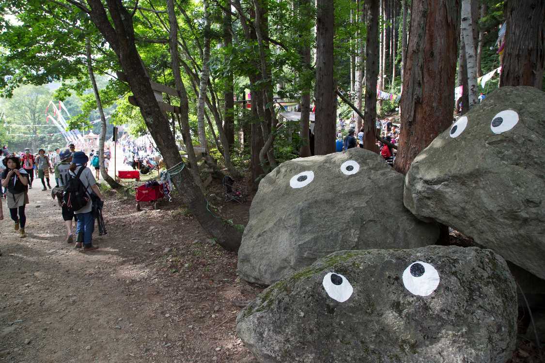 キッズランド、キッズの森入り口手前の巨石。