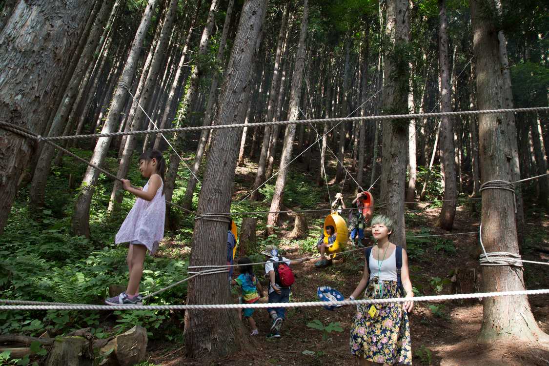 ひもは子どもの遊び用に張られています。