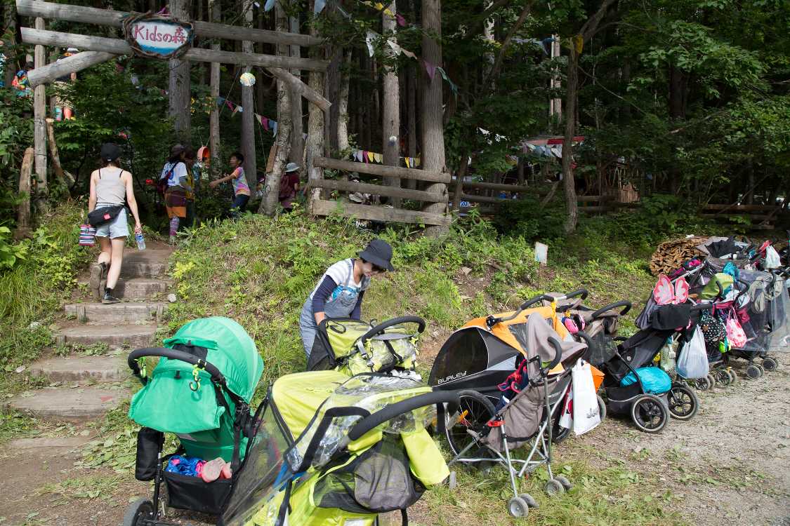 例年キッズの森前に並ぶカート。