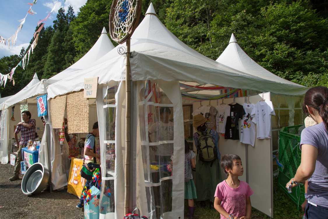 駄菓子屋がテントの南側。子どもサイズのTシャツも販売しています。多分ほかの公式グッズ売り場では買えません。
