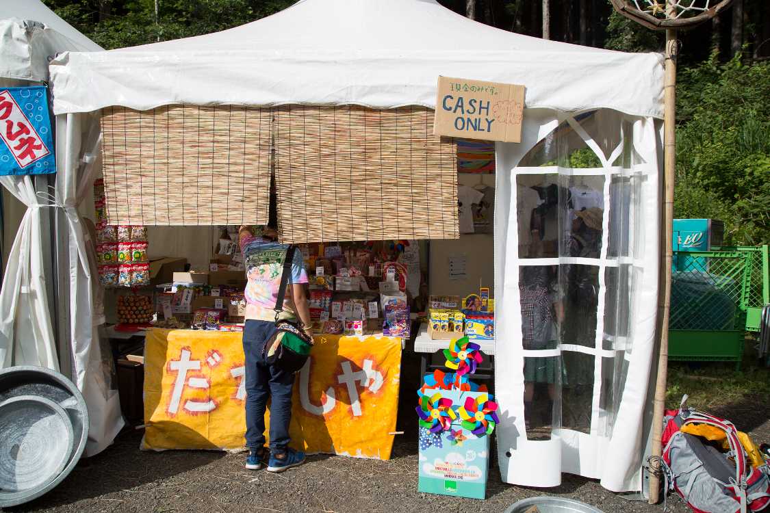 駄菓子屋。100円以下の商品が多く、最も安いものは10円。