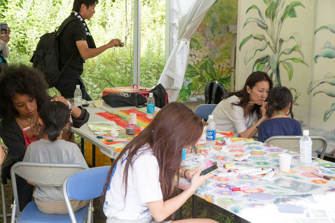 顔のペイント。よく見るとテントにも絵があります。