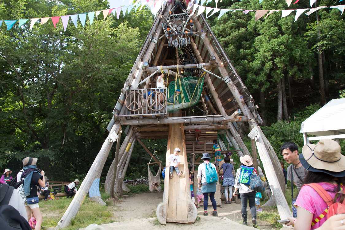 滑り台だけ木目が新しいのは、けが防止で磨いている？