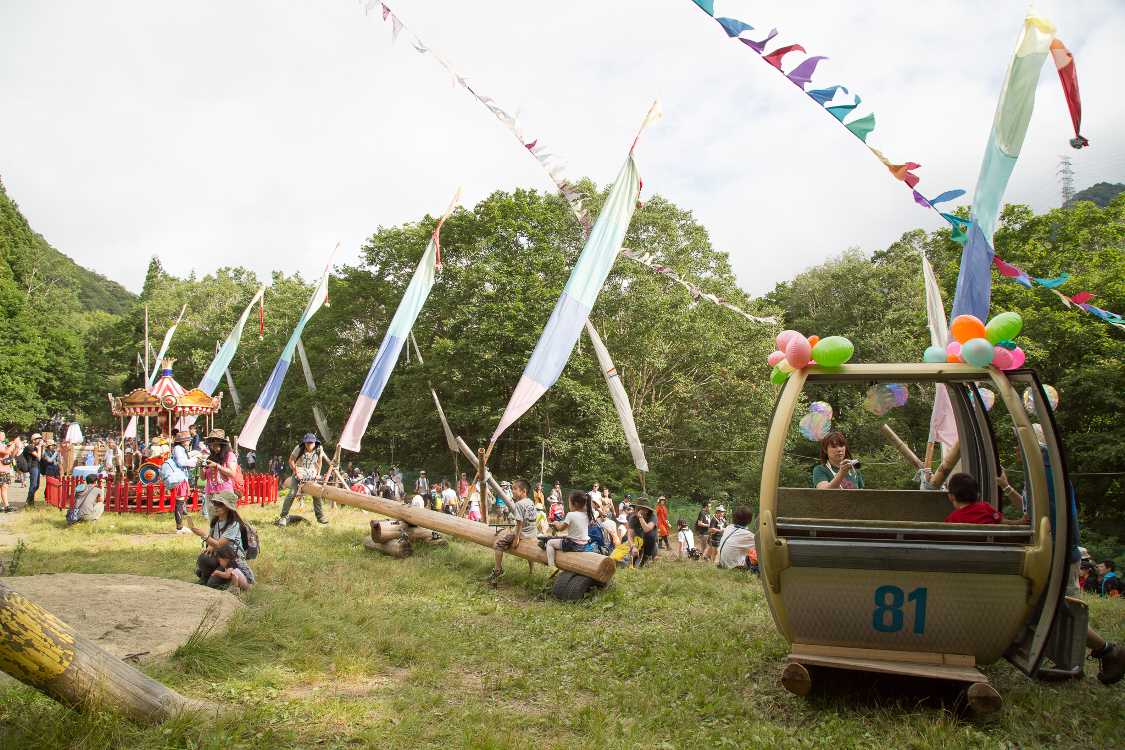 使い古しのゴンドラ、シーソーはフジロックの時期に再設置します。