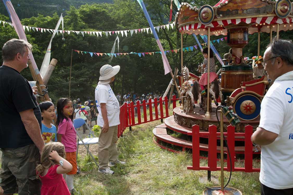 順番待ちの白人親子。