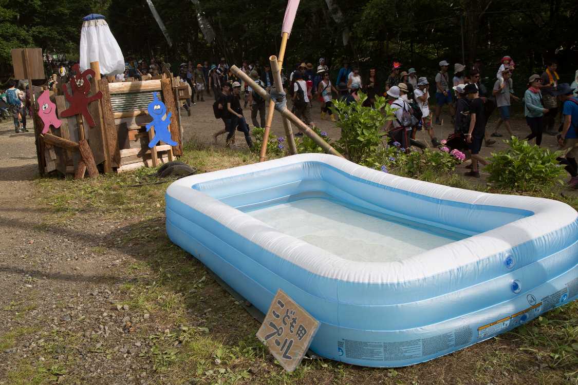 こども用プール。水は晴れた日の散水にも使われます。