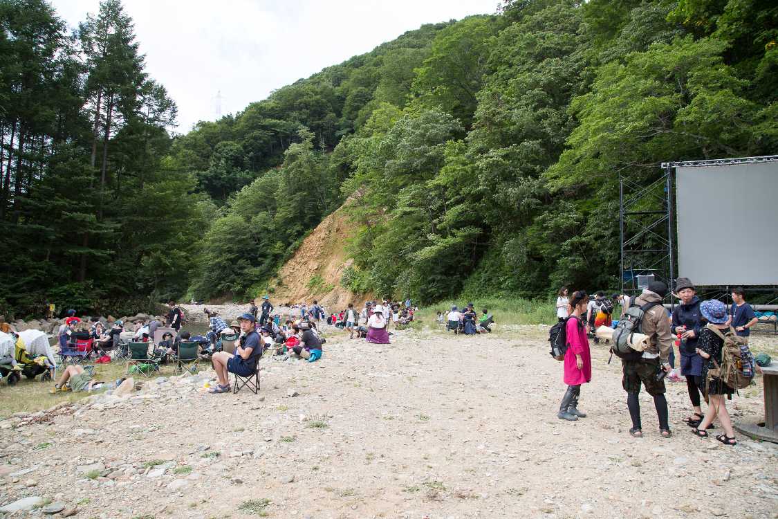 土砂崩れを望む。