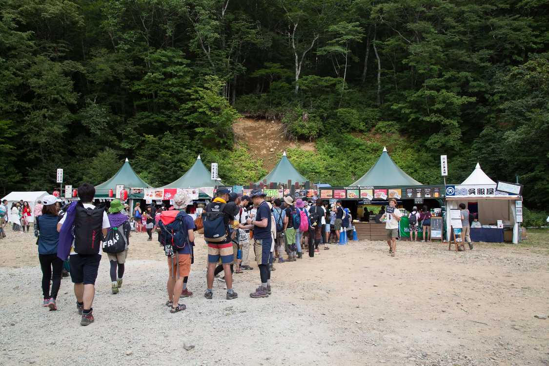 ホワイトステージが公演中でも天国バーガーは行列です。