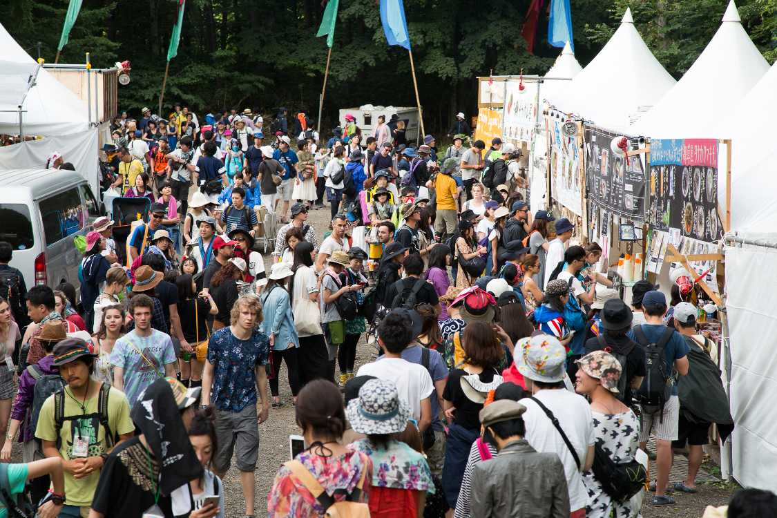 ところ天国と同じように、ホワイトステージの公演が終わると人で混みます。