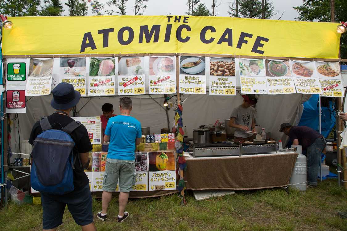 アトミックカフェ。NGOビレッジ唯一の飲食店。