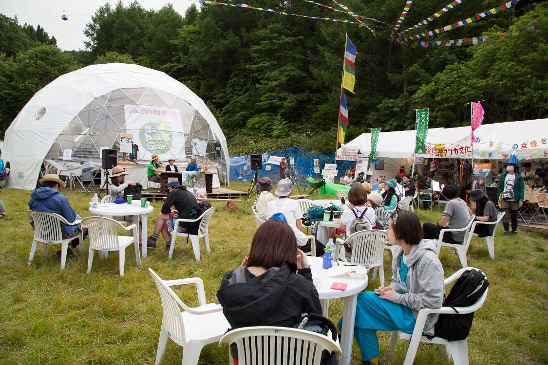 NGOドーム手前のテーブル席。