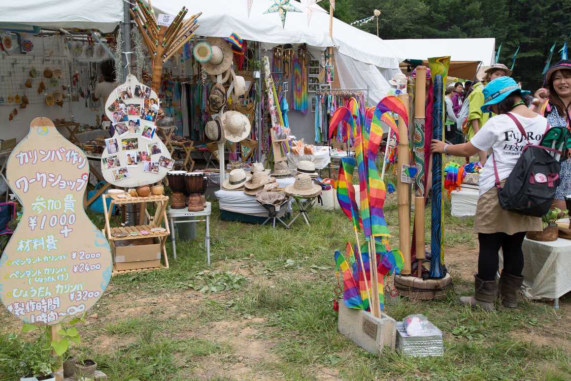 カリンバ、ディジュリドゥ、パーカッション等の民族楽器が多い。