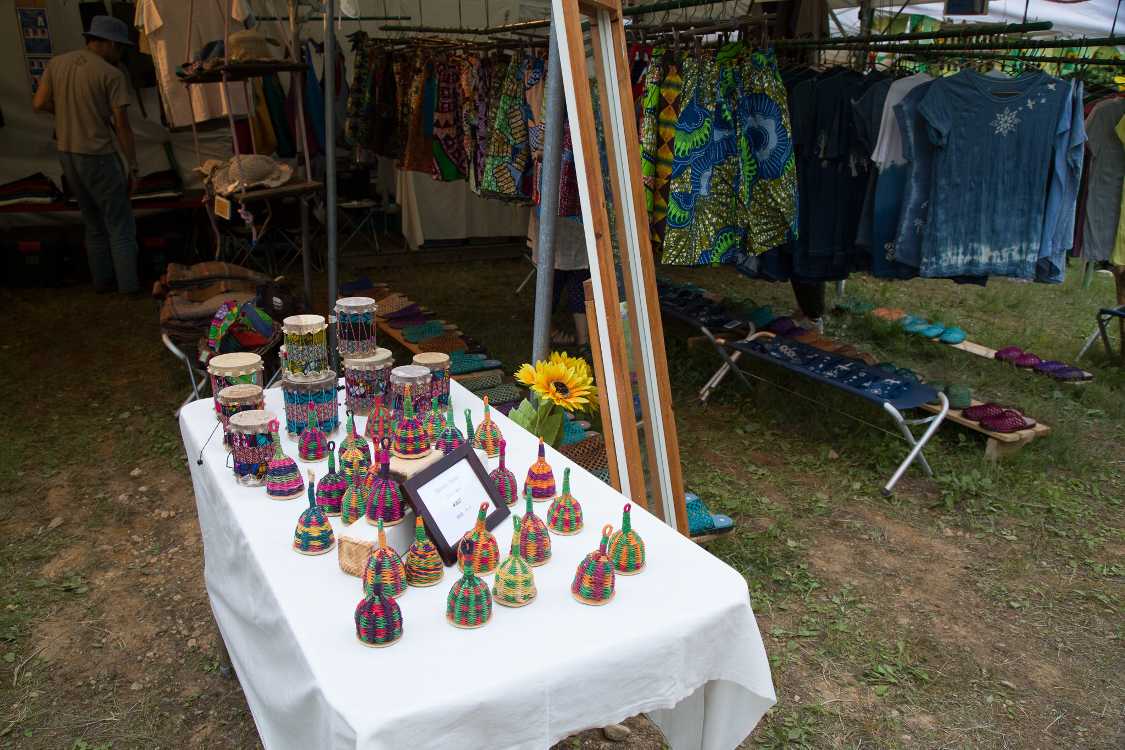 パーカッションも販売。色とデザインが派手なので、人目につきやすいという点で販売に適しているのでしょう。