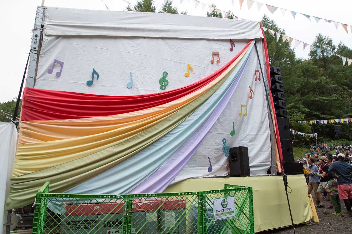 ジプシーアバロンのステージ側面。昨年まではハート形のピースマークがありましたが、今年はなく、キッズの森に移ったとみられます。