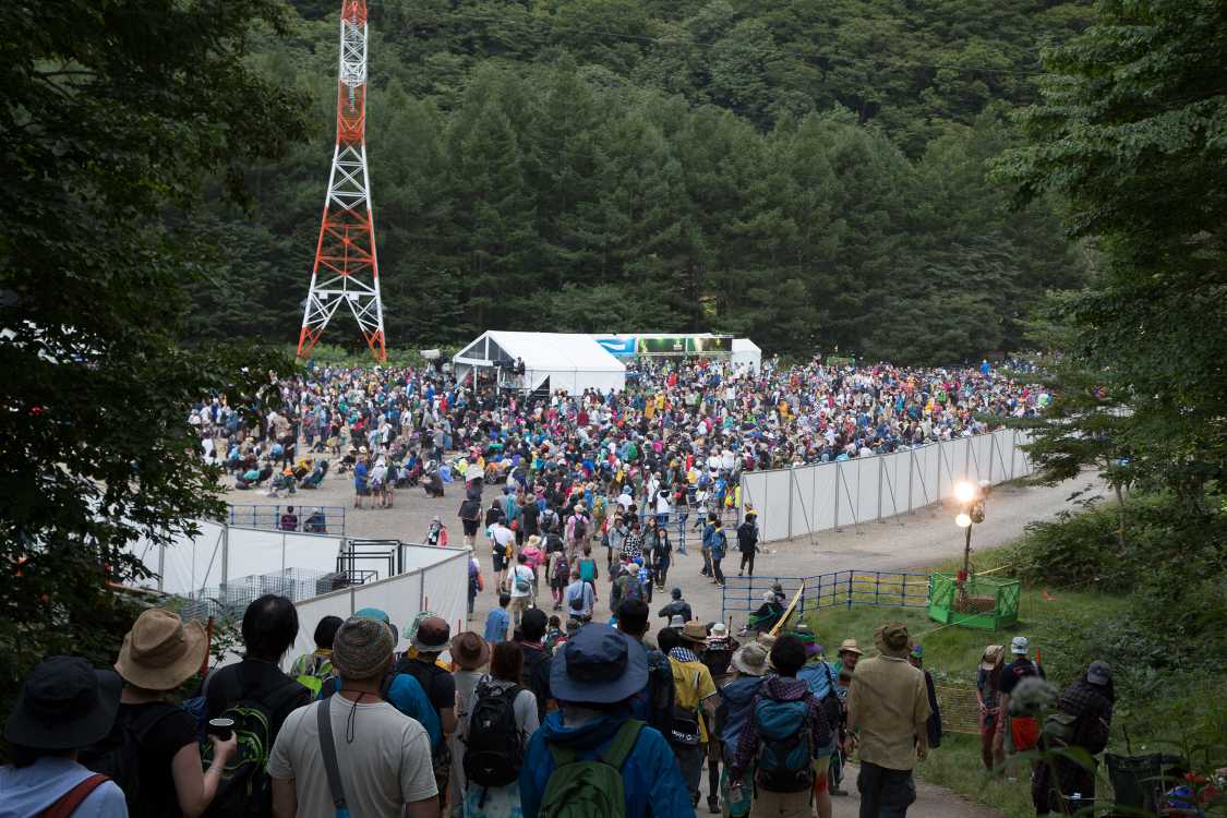 アバロンフィールドのゲートからホワイトステージを望む。