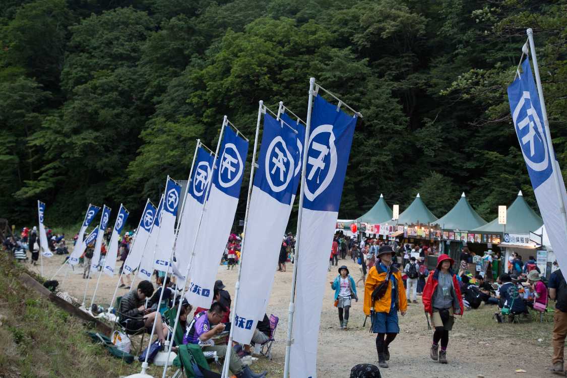 幟の列。ところ天国は、フジロックの会場内で最も日本的な雰囲気があります。