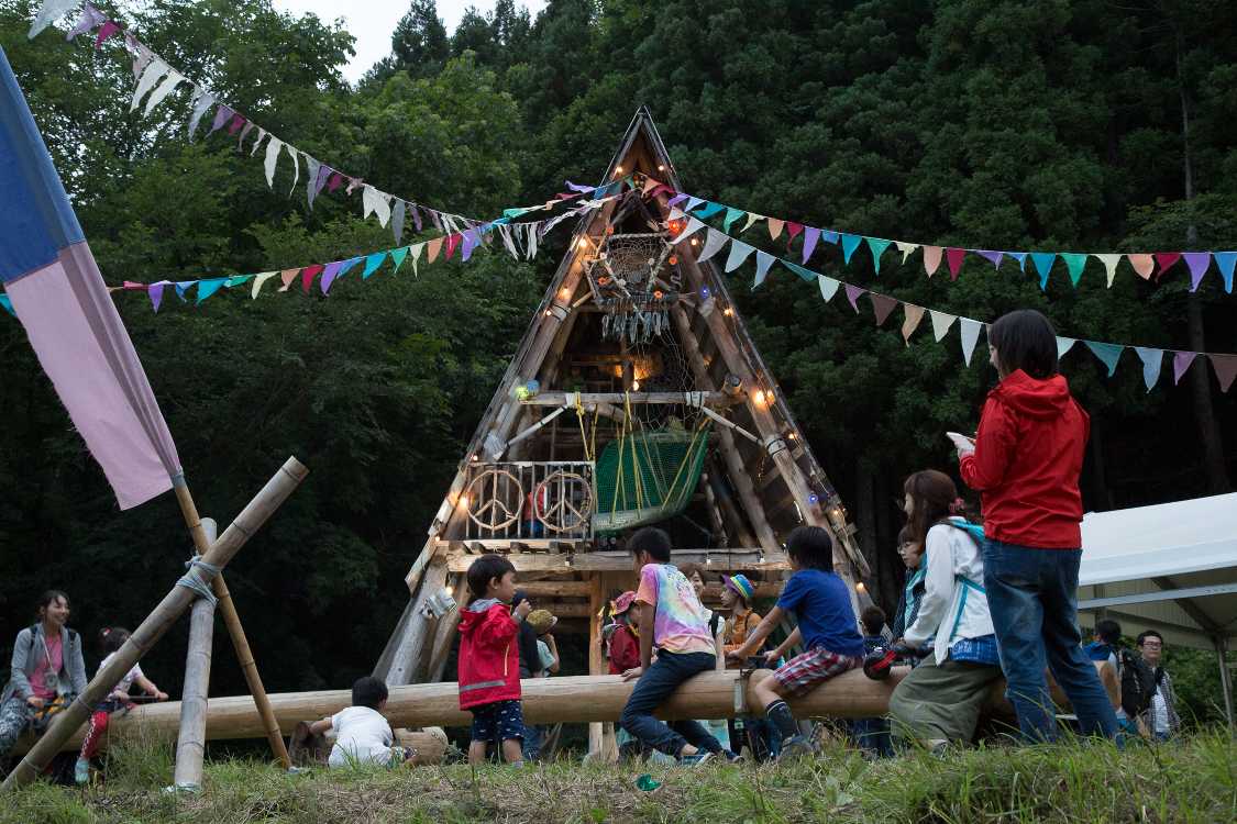 午後6時37分ごろ。キッズランドはまだ遊べます。