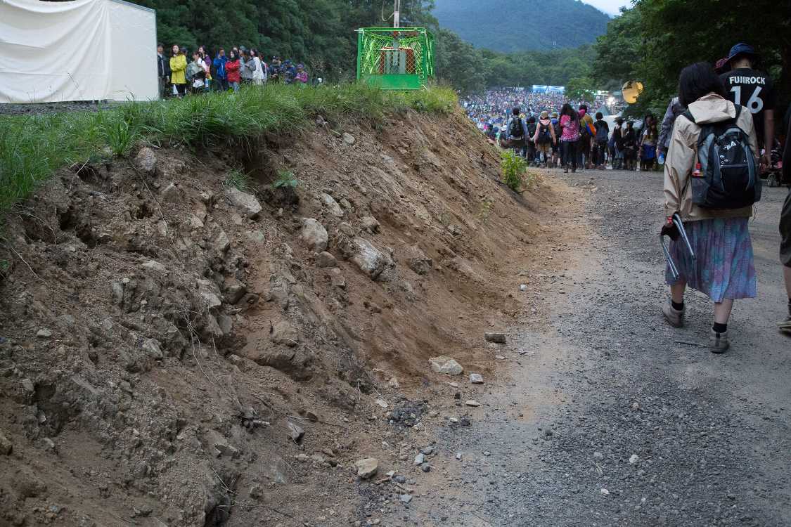 トイレ周辺の導線。道幅を拡張したかのような削られ方です。