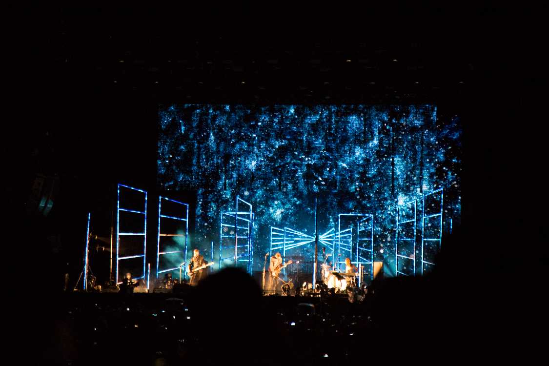 途中からギター、ベース、ドラムのバンド編成に移行。