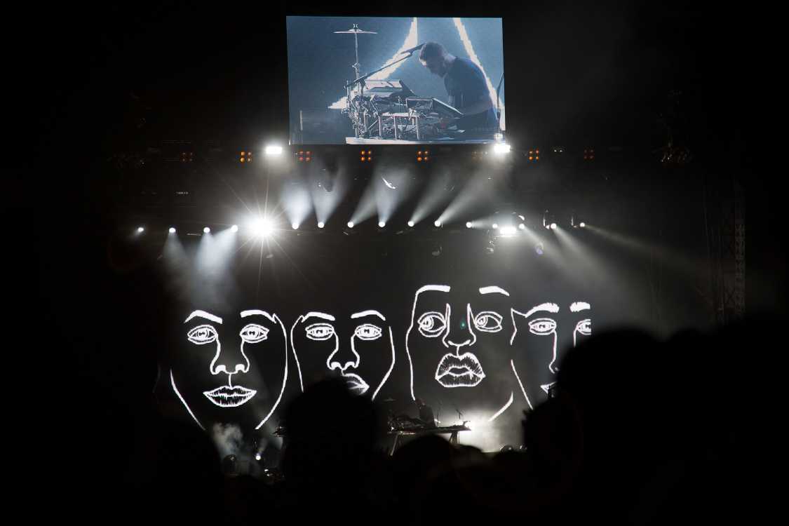 ディスクロージャーのころ。2人とも楽器を演奏しながらDJも操作し、ボーカルもとります。