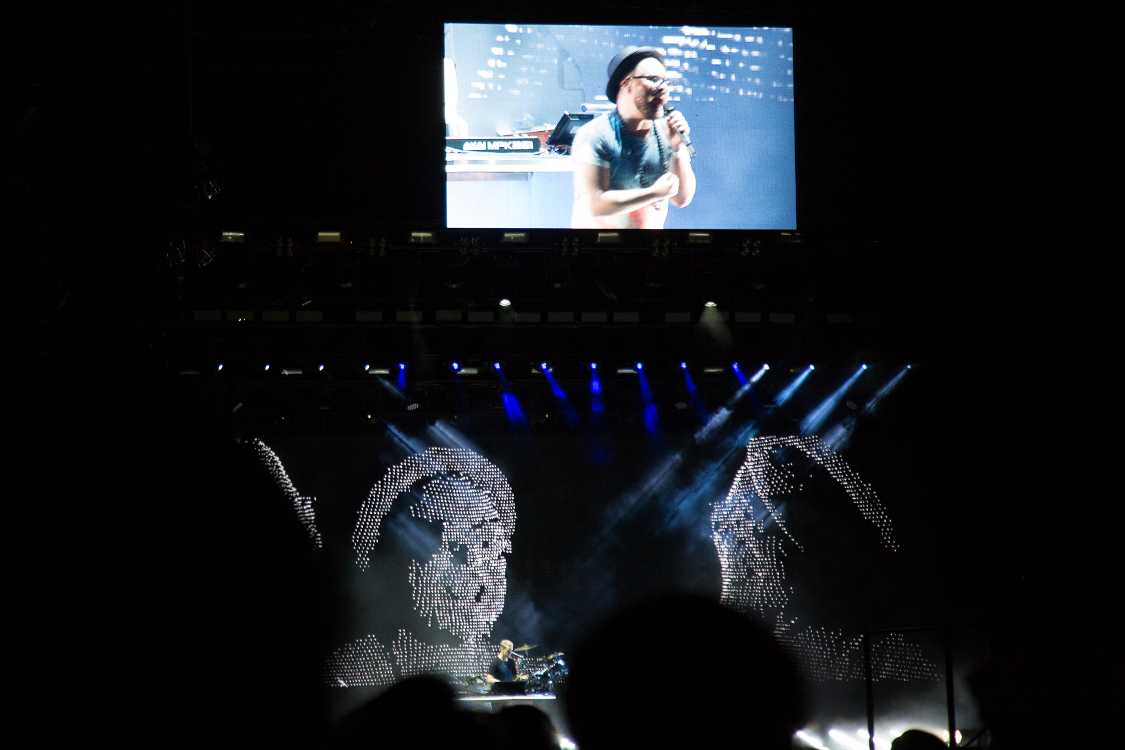 ゲストでブレンダン・ライリーが登場。「カラカル」収録の「ムーヴィング・マウンテンズ」で歌っている人です。