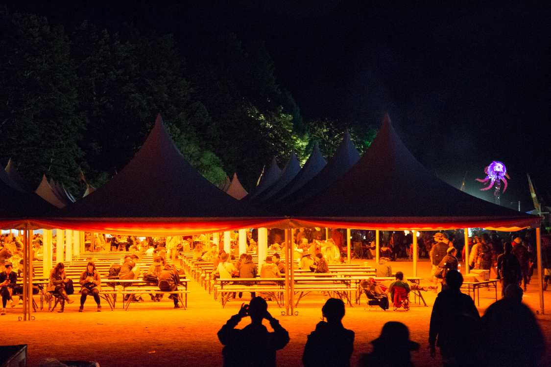 夜のオレンジカフェ。