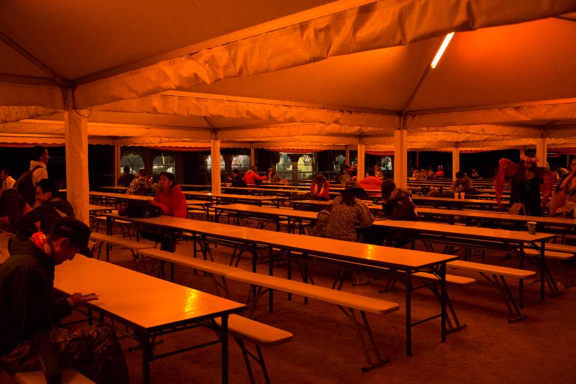 テントの照明がオレンジ色になっています。