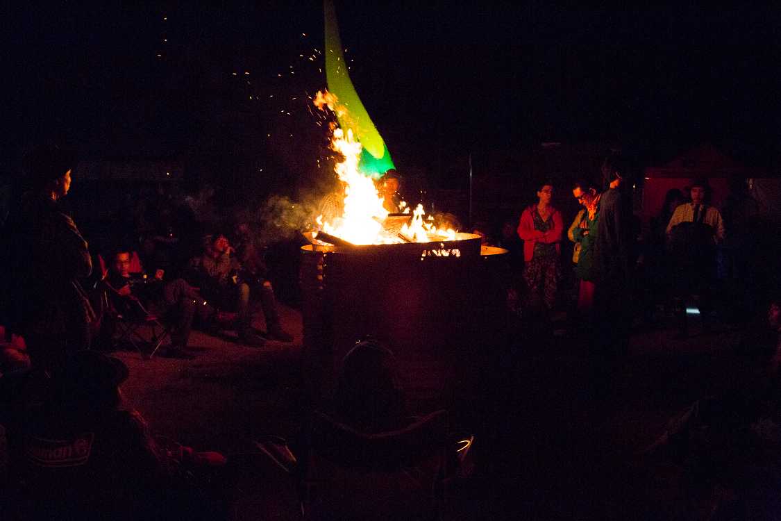 オレンジカフェのたき火。