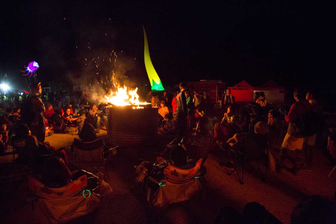 たき火もオレンジ色に見えますね。