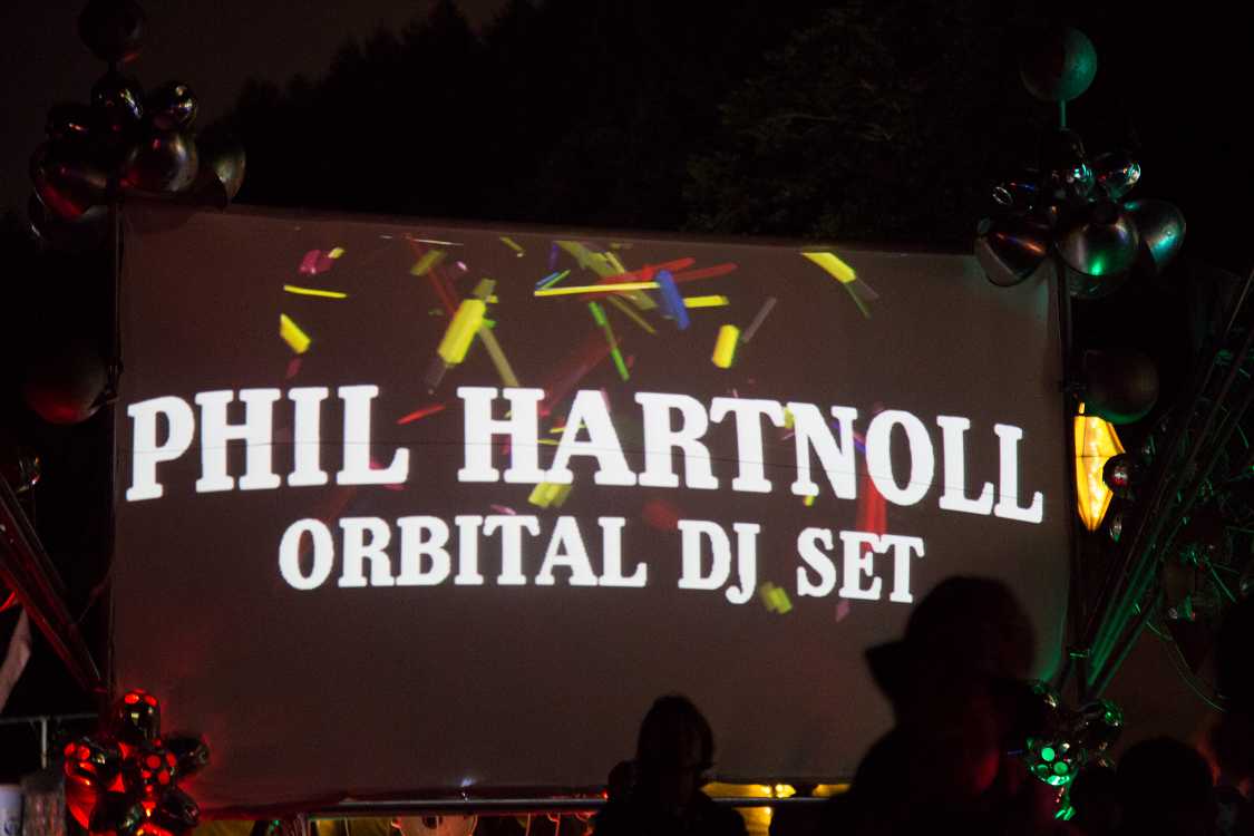 カフェ・ド・パリ後方のスクリーンに映し出された映像。