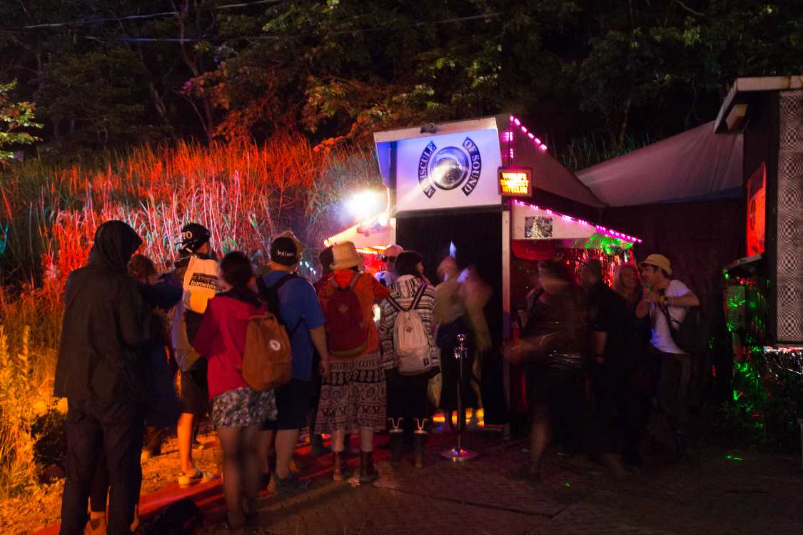 ワールズ・スモーレスト・ナイトクラブ。