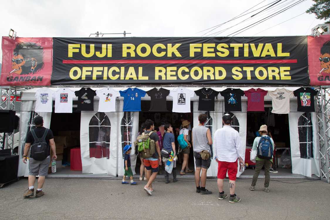 フジロックの公式CD売り場。出演者のCD、DVD等を販売。