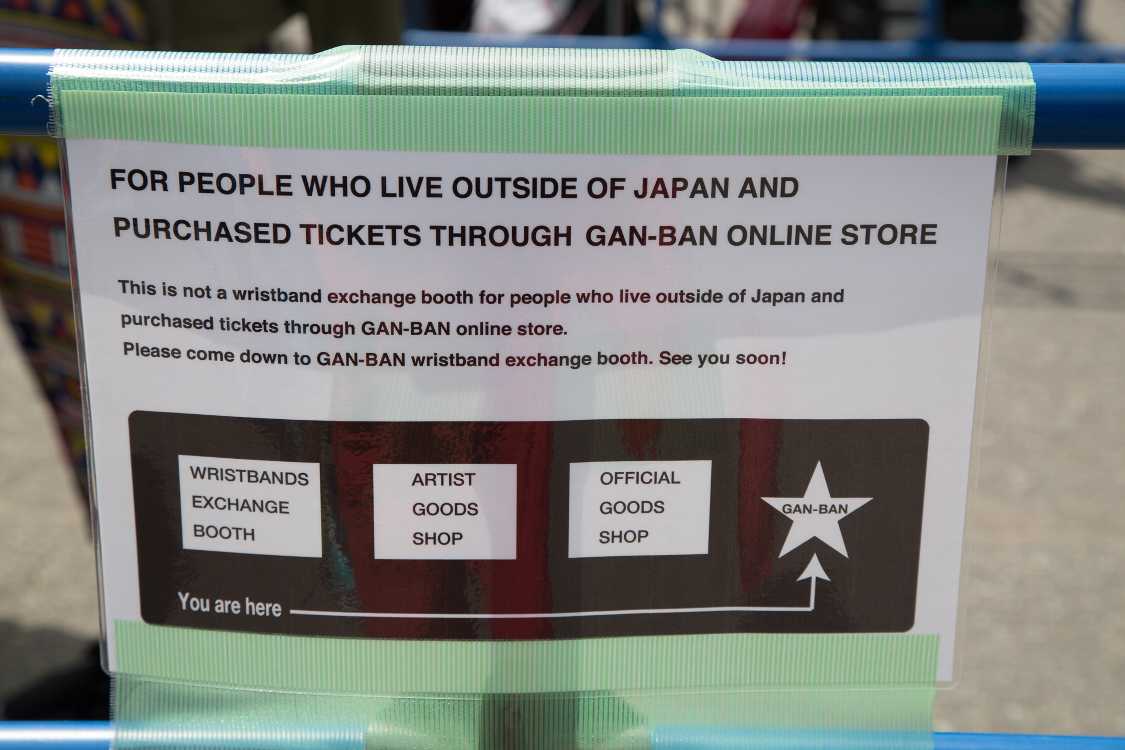 外貨の換金場所を示す英語表示。