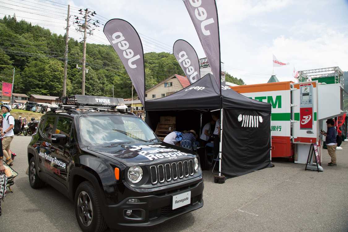 ジープの駐車場救護車。