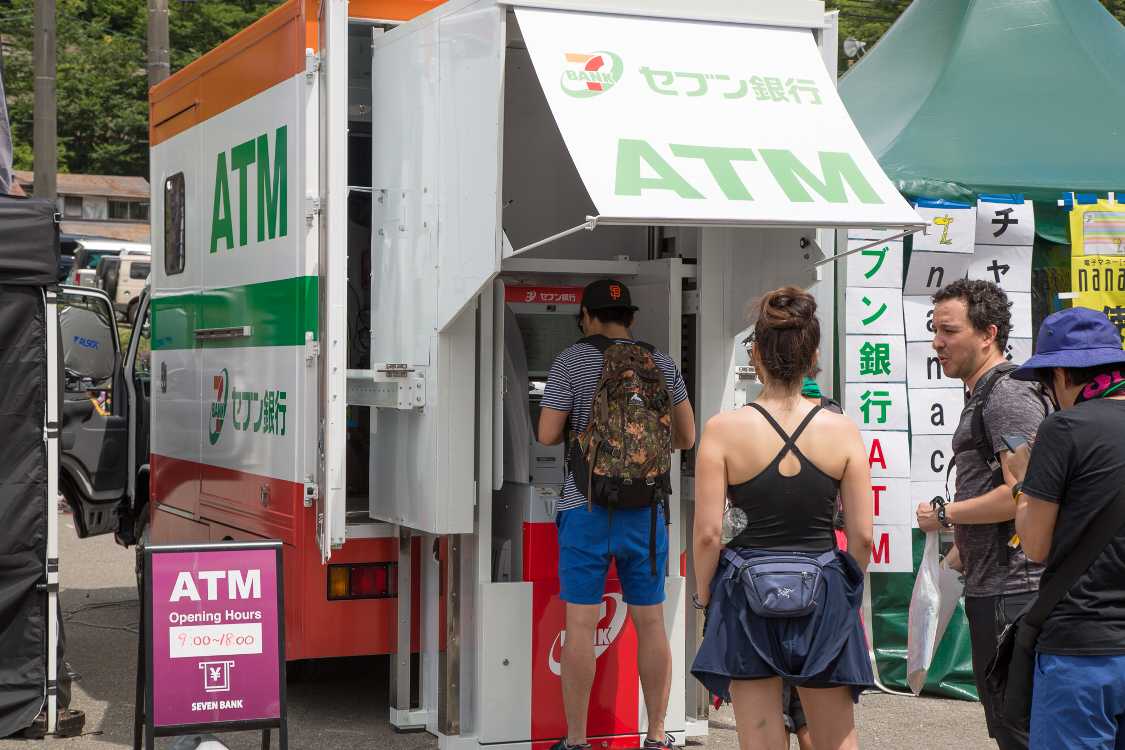 セブン銀行の移動ATM。午前9時から午後6時までというのはやや不便か。