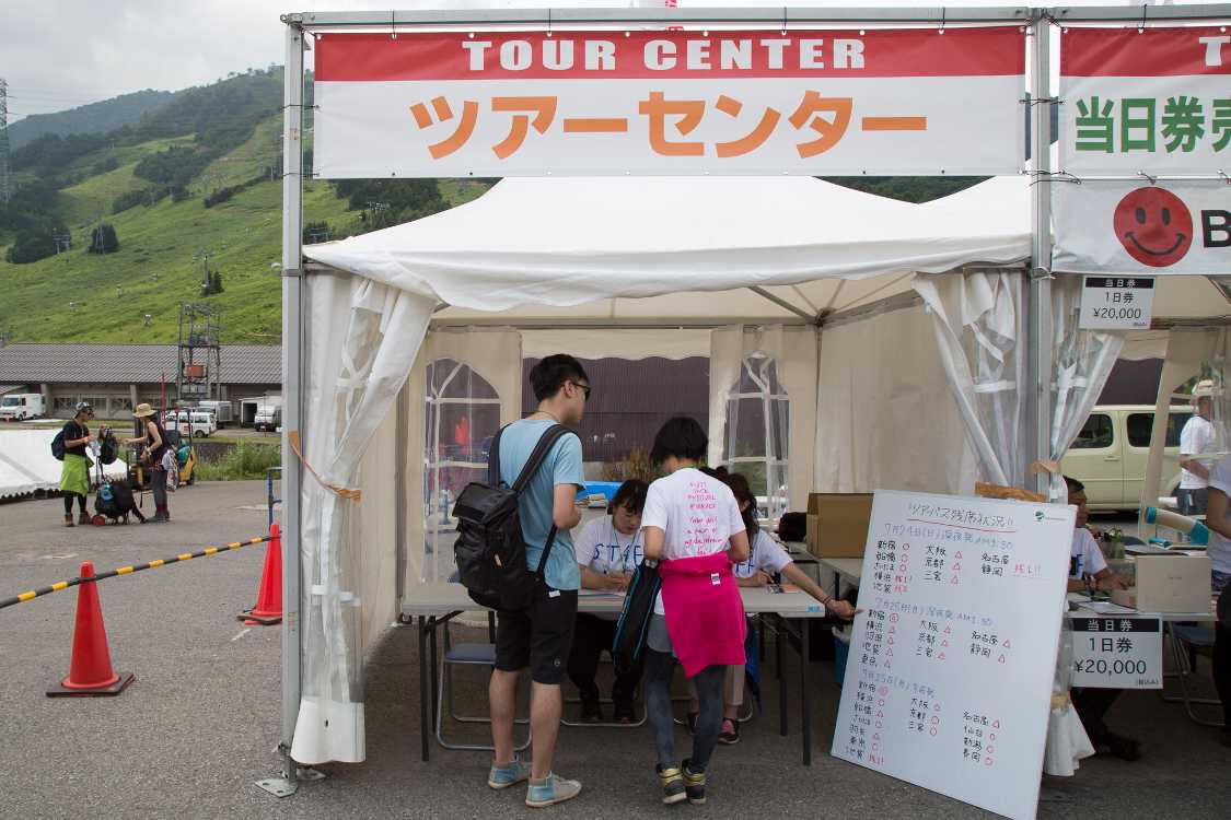 帰宅用バスを手配するツアーセンター。