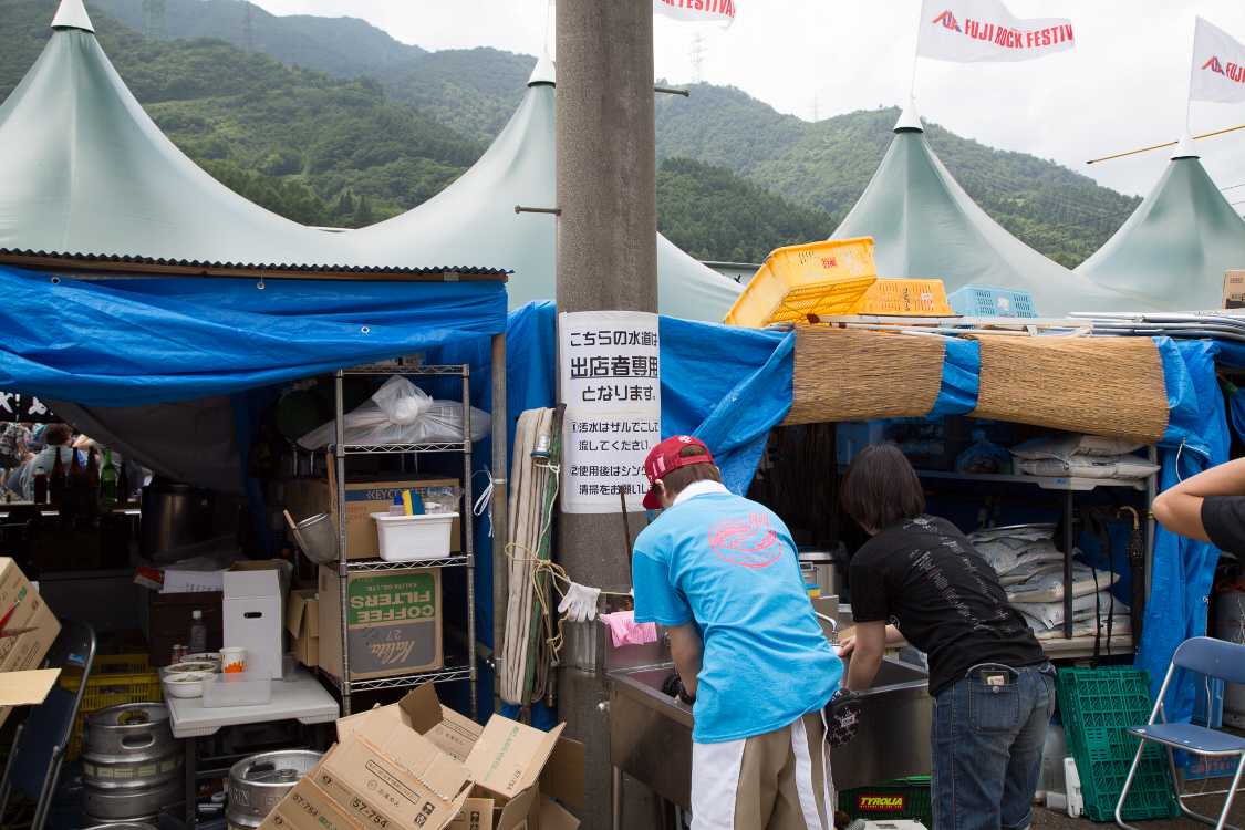 場外飲食店の裏にある出店者用水道。