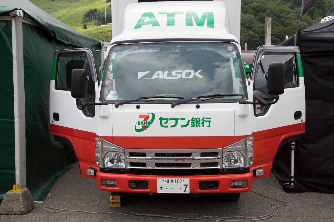 セブン銀行の移動ATM車のナンバーは7でした。警備会社のALSOKも入っていることが分かります。