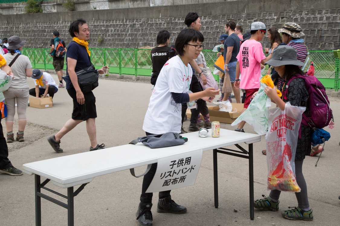 家族参加者には重要な、子ども用リストバンド配布。