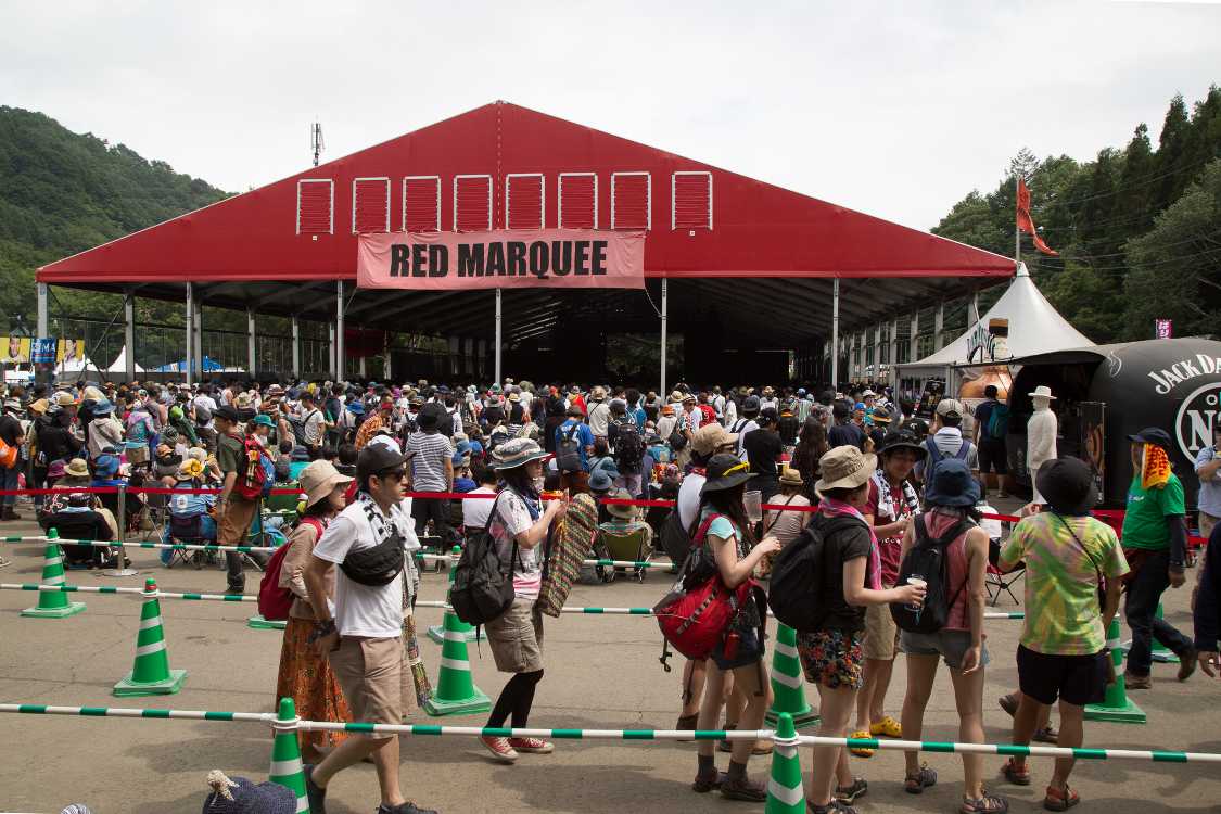 行列用の導線ができていました。